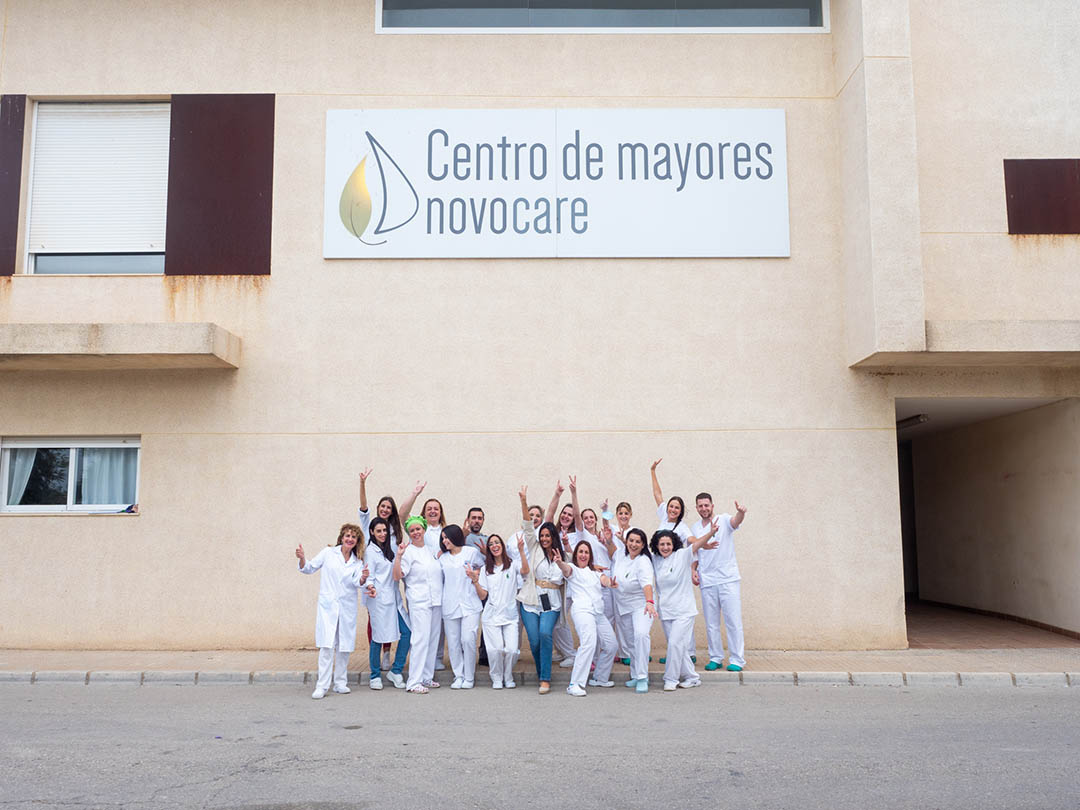 Equipo de profesionales en la geriatría de la residencia de mayores en La Puebla (Sevilla)